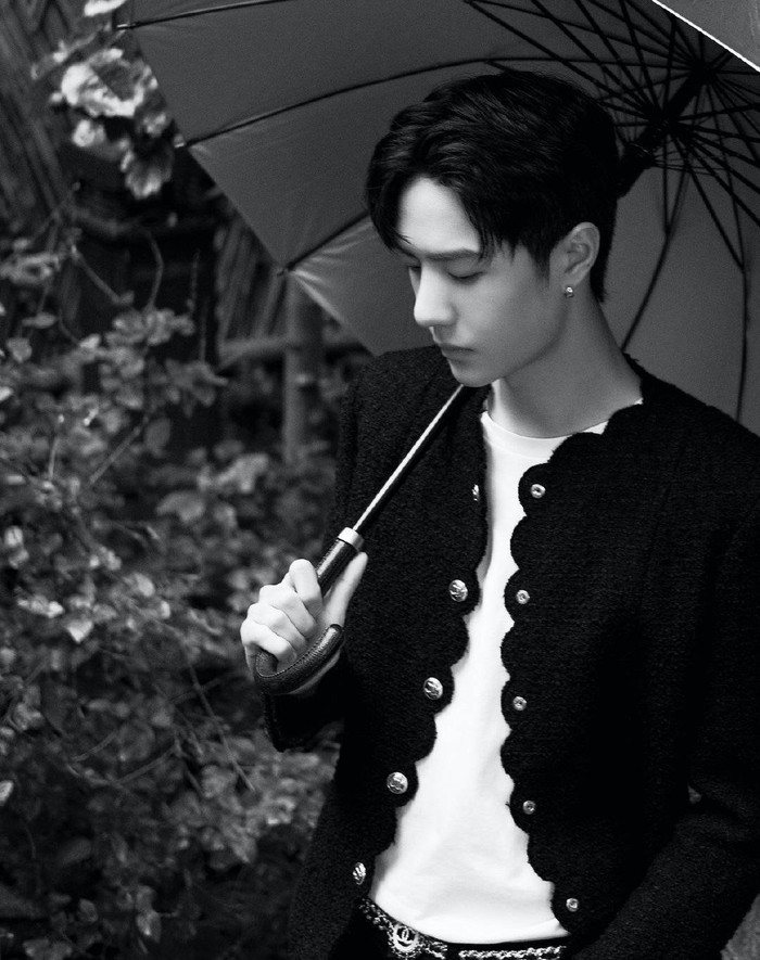 Vương Nhất Bác mặc nguyên set đồ Chanel thanh lịch tạo dáng bên chiếc ô khi xuất hiện trong một sự kiện hồi năm ngoái