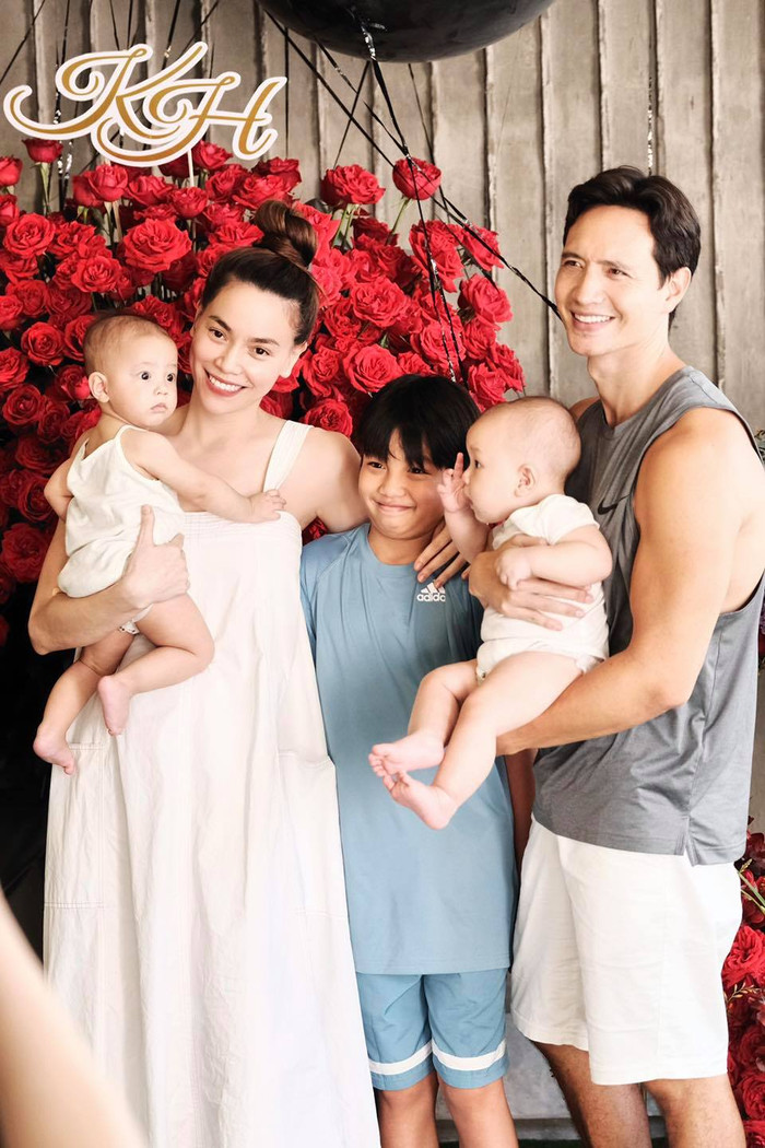 Trong khung ảnh với mẹ Hồ Ngọc Hà cùng ba dượng Kim Lý, cậu bé cũng đứng ngang vai của cả hai.