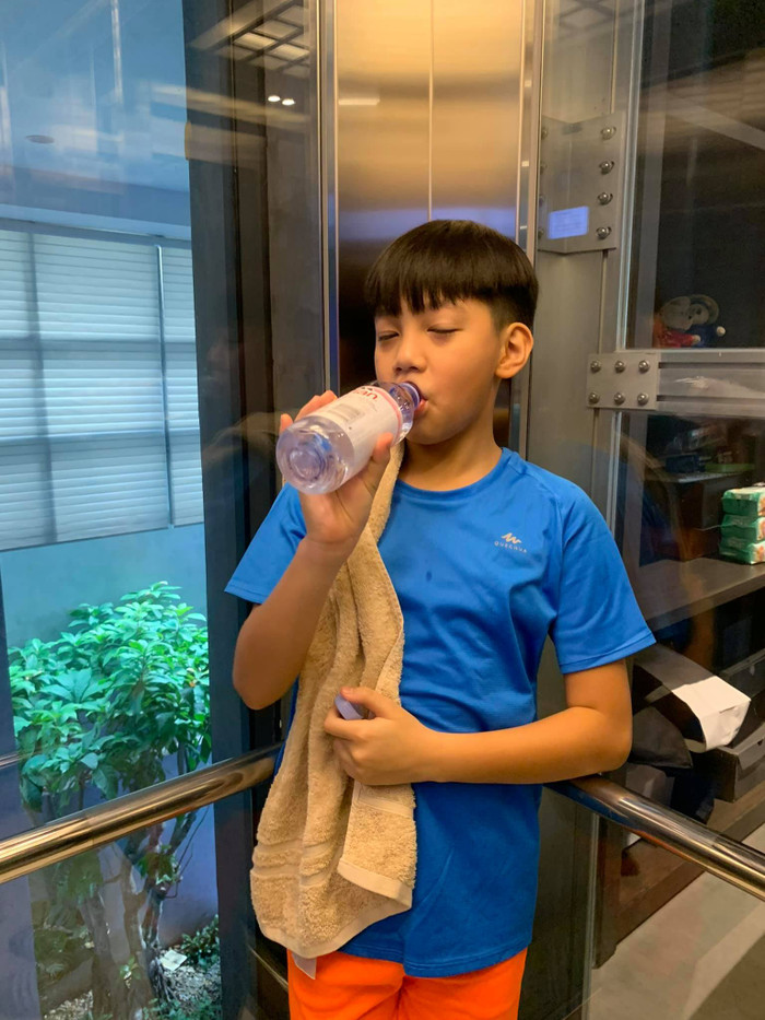 Trong những ngày giãn cách xã hội vừa qua, cậu con trai lớn của Cường Đô La và Hồ Ngọc Hà rất tự giác và chăm chỉ tập thể dục.