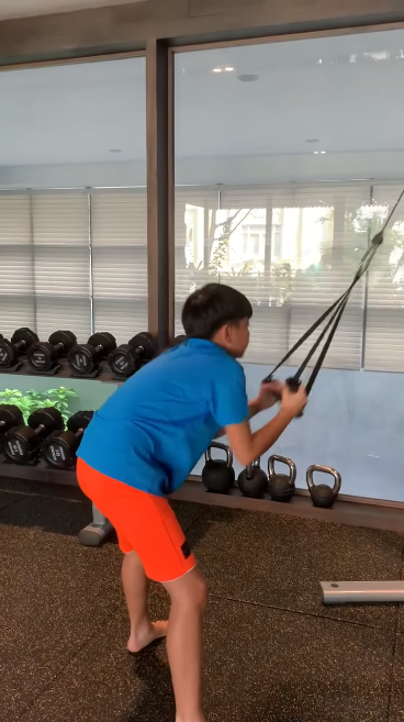 Subeo được ba Cường Đô La đầu tư hẳn hoi một phòng tập thể dục ở nhà.