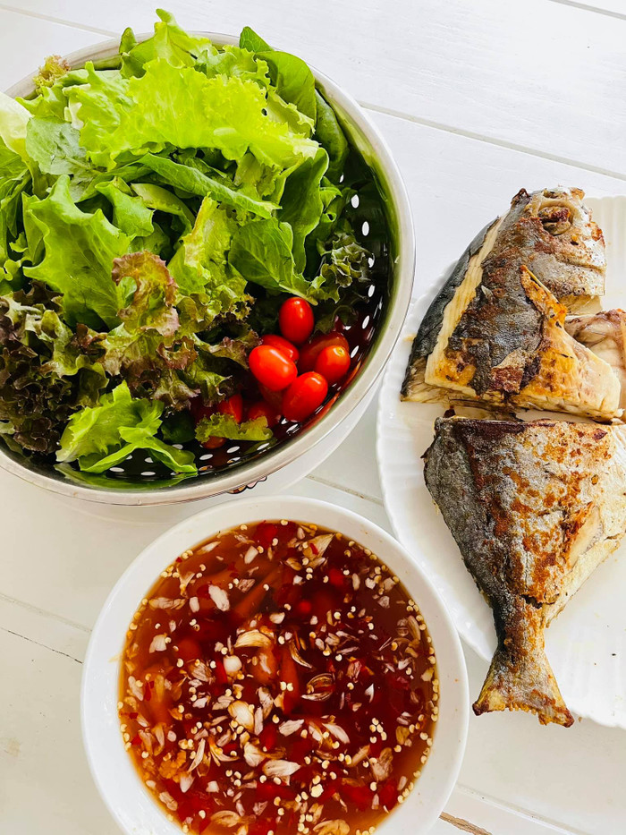 Thân Thúy Hà khoe ảnh tập luyện ở nhà mùa dịch, dân tình chỉ chú ý đến vòng 1 'căng tràn' của bà mẹ 2 con Ảnh 3