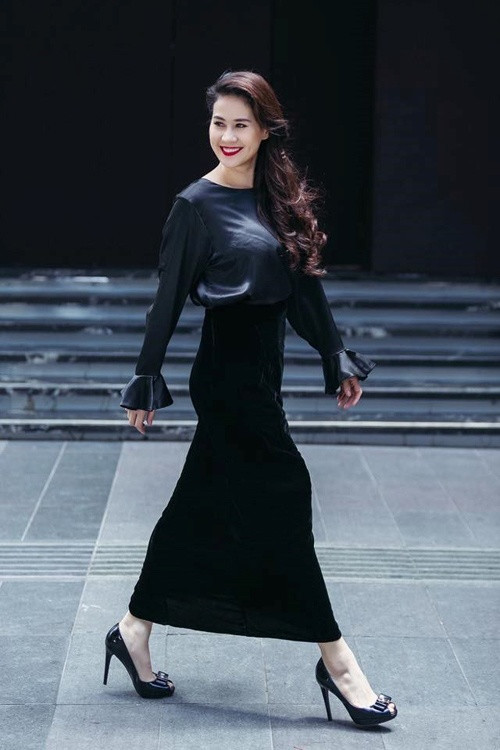 Thân Thúy Hà khoe ảnh tập luyện ở nhà mùa dịch, dân tình chỉ chú ý đến vòng 1 'căng tràn' của bà mẹ 2 con Ảnh 9