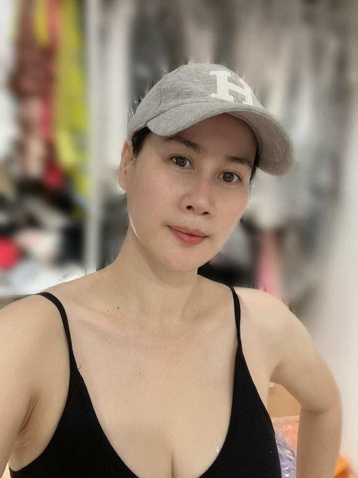 Thân Thúy Hà khoe ảnh tập luyện ở nhà mùa dịch, dân tình chỉ chú ý đến vòng 1 'căng tràn' của bà mẹ 2 con Ảnh 5