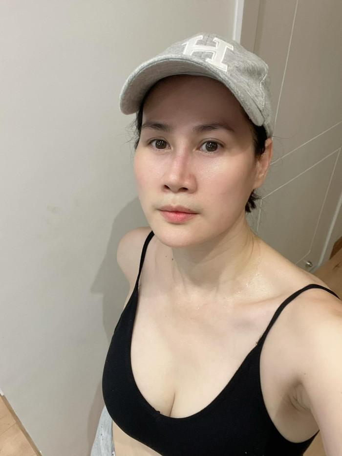 Thân Thúy Hà khoe ảnh tập luyện ở nhà mùa dịch, dân tình chỉ chú ý đến vòng 1 'căng tràn' của bà mẹ 2 con Ảnh 7