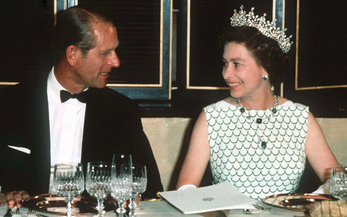 Bí ẩn tủ đồ Hoàng gia: Bí mật về nhẫn đính hôn của Nữ hoàng Anh và mẹ Hoàng thân Philip Ảnh 2