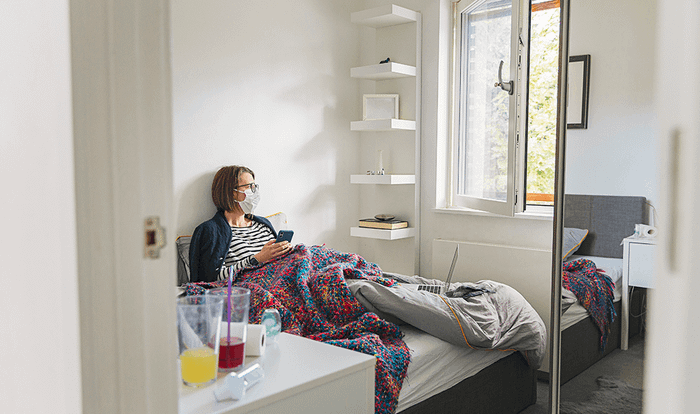 Lực lượng y tế sẽ kiểm tra căn hộ nơi bệnh nhân Covid-19 ở để đánh giá có đủ điều kiện cách ly hay không. Ảnh minh họa