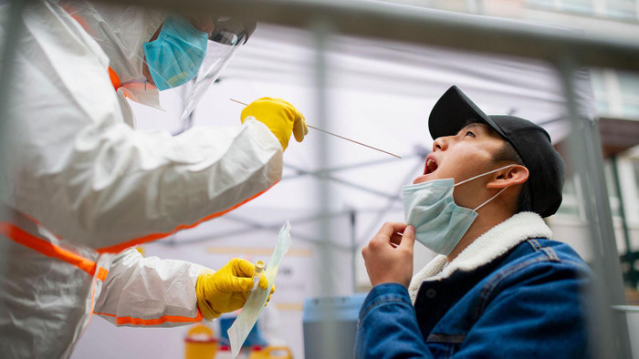 Một người lấy mẫu xét nghiệm Covid-19 ở Malaysia. Ảnh: HR