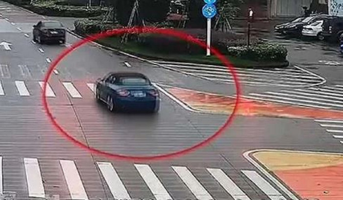 Anh Trù điều khiển ô tô của anh Tiền rồi vượt đèn đò, hòng khiến anh gặp rắc rối.