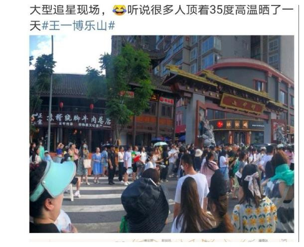 Người đến đứng đầy quảng trường từ ban ngày...