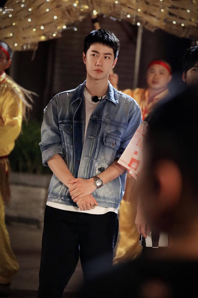 Vương Nhất Bác khiến điểm quay đông nghịt, náo loạn cả người qua đường: Một chiếc đỉnh lưu thực sự là đây Ảnh 12