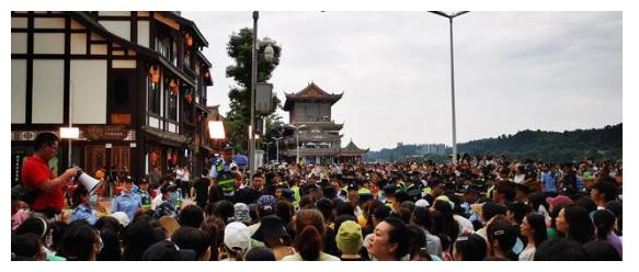 Vương Nhất Bác khiến điểm quay đông nghịt, náo loạn cả người qua đường: Một chiếc đỉnh lưu thực sự là đây Ảnh 6