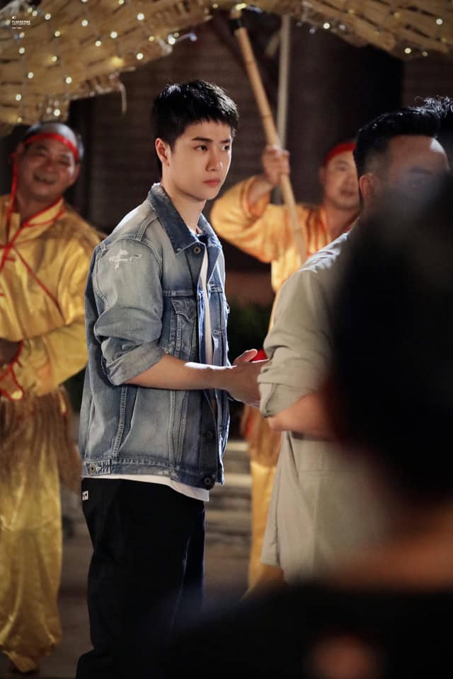 Vương Nhất Bác khiến điểm quay đông nghịt, náo loạn cả người qua đường: Một chiếc đỉnh lưu thực sự là đây Ảnh 13