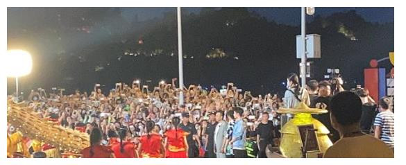 Fan đến đông đúc từ sáng sớm đến tối mịt để gặp Vương Nhất Bác.