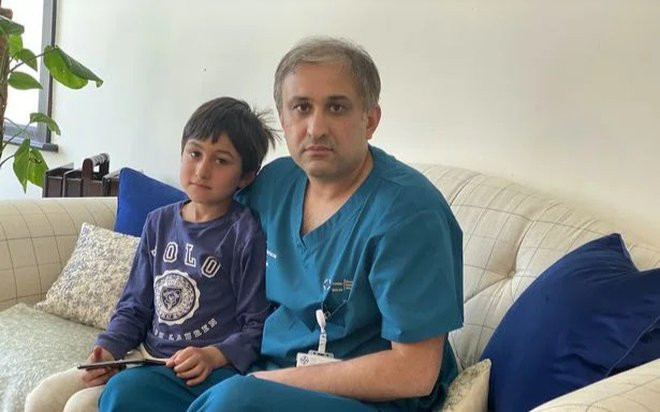 Cho con mượn điện thoại chơi game, ông bố bán cả xe ô tô để trả nợ Ảnh 2