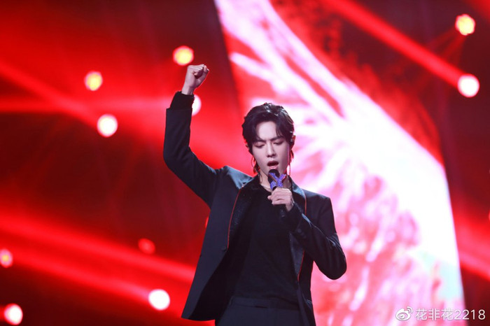 Đây chính là màn trình diễn khiến fan muốn Tiêu Chiến tiếp tục hát rock trong tương lai! Ảnh 8