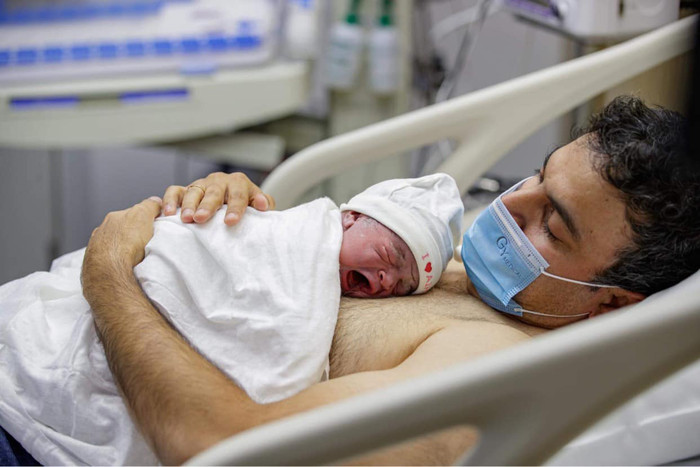 Con gái Võ Hạ Trâm có gương mặt giống bố như tạc.