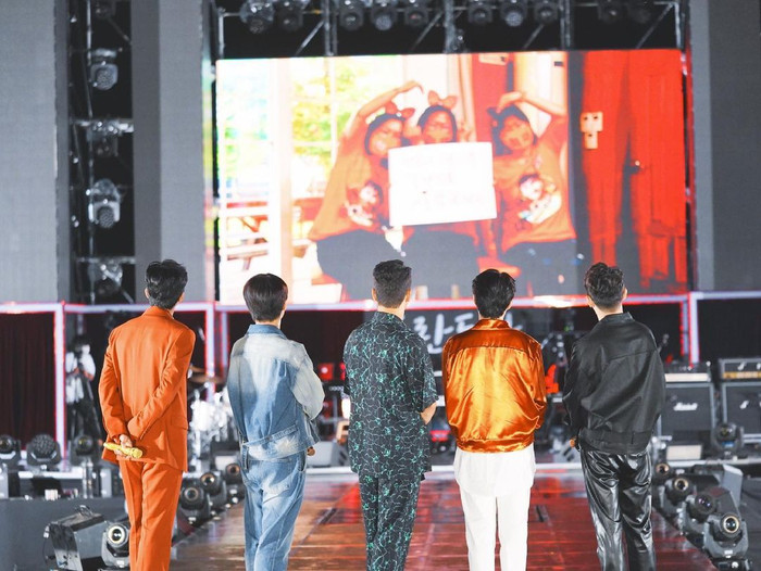 Bất chấp Covid-19, hàng nghìn khán giả Hàn Quốc chen chúc xem concert Ảnh 5