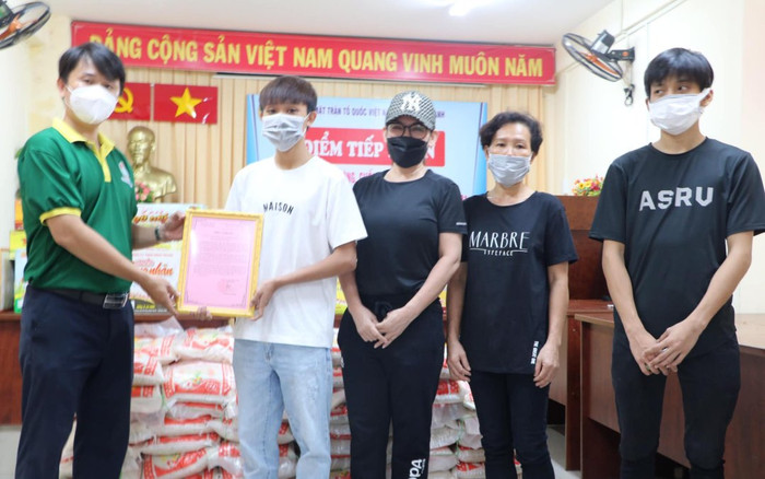 Hậu ồn ào, Phi Nhung bất ngờ lộ ảnh đi làm từ thiện cùng Hồ Văn Cường Ảnh 2