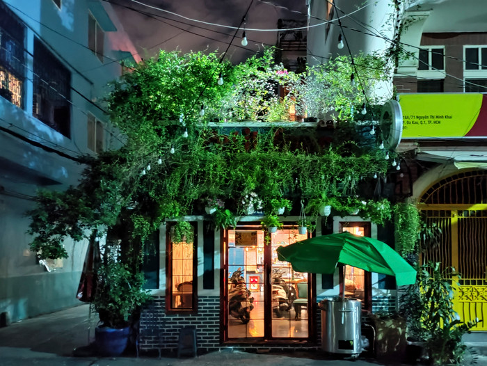 Ảnh được chụp với chế độ chụp đêm NightScape cho bức ảnh sáng hơn trông thấy. Hình ảnh rõ nét, chi tiết hơn.