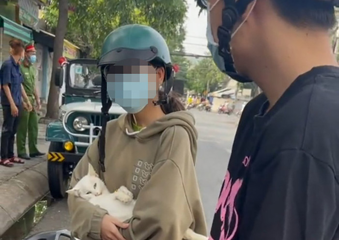 Cặp đôi đưa mèo đi khám thú ý bị xử phạt vì vi phạm luật giãn cách xã hội.