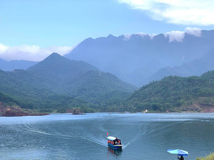 Suối Tiên nằm dưới chân núi Bạch Mã hùng vỹ. Khách sẽ được chở bằng thuyền để tới suối với giá vé là 30.000 đồng/khách/khứ hồi. Ảnh: Lê Phương Tùng