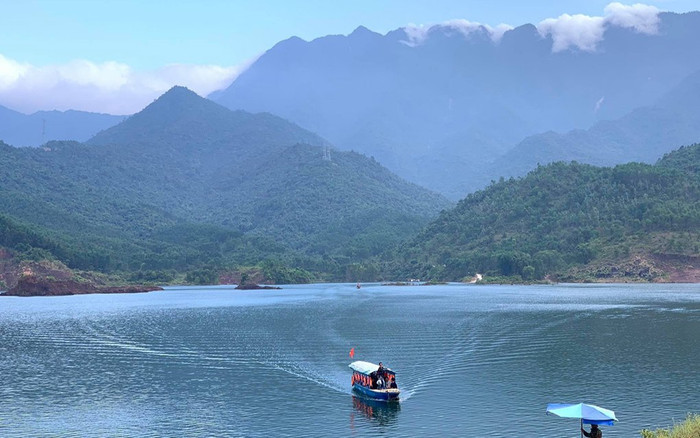 Dòng suối mát 'ẩn mình' dưới chân núi Bạch Mã Ảnh 2