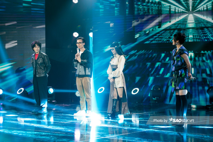 Monotape (giữa, cầm micro) là bạn đồng hành của chiến binh Orange tại The Heroes