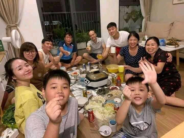 Gia đình Xuân Trường - Nhuệ Giang quây quần bên bữa tối ấm cùng.