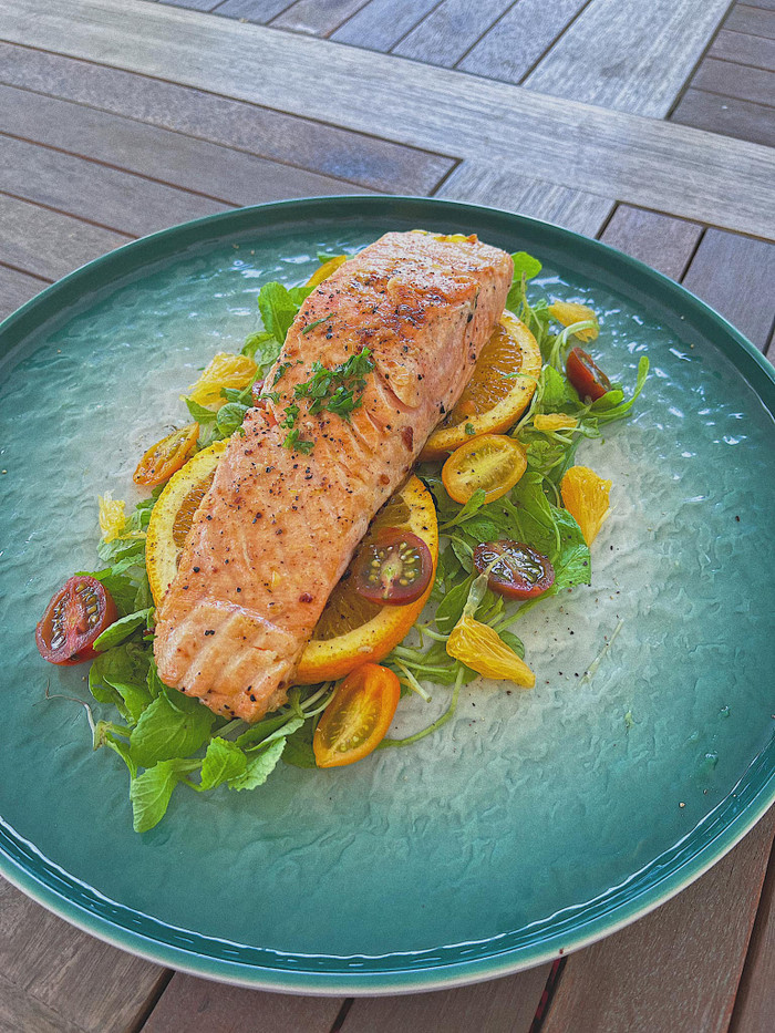 Cá hồi áp chảo với lát chanh vàng cùng rau và cà chua bi