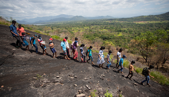 Những đứa trẻ xuống núi sau giờ học online.