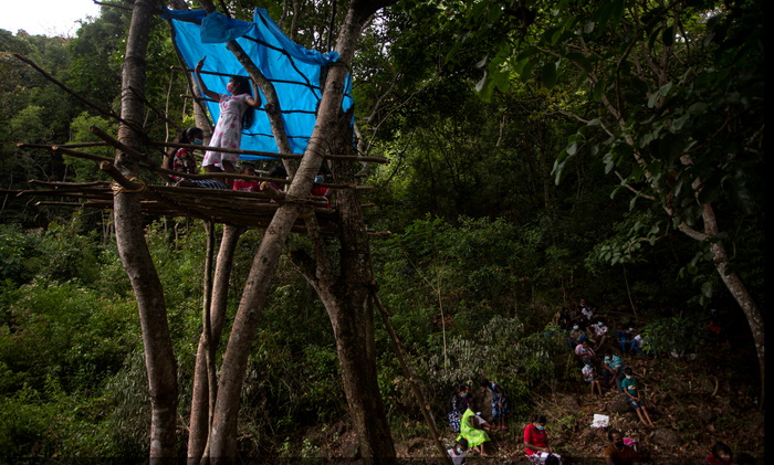 Điều kiện để được tiếp cận với các buổi học online ở những vùng xa xôi là vô cùng khó khăn.