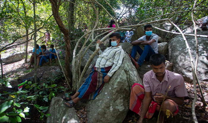 Các ông bố chờ đợi con học ở làng Bohitiyawa.