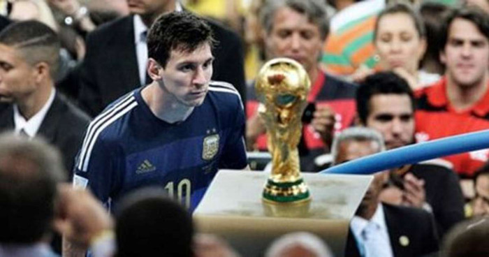 World Cup 2014, Argentina thua Đức trong trận chung kết. Bức ảnh này cho thấy Messi thèm khát danh hiệu của Albiceleste đến nhường nào.