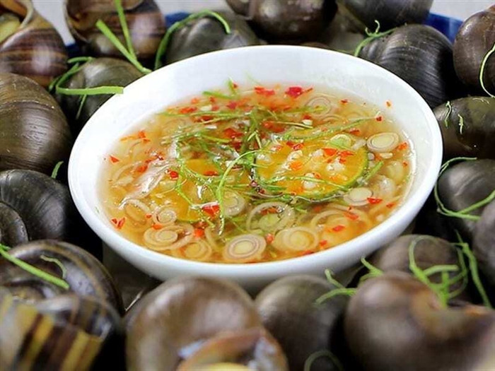 'Tất tần tật' để pha chế ra thứ nước chấm ốc thơm 'dai dẳng'. Tuỳ vào mỗi quán sẽ có một tỷ lệ và bí kíp pha riêng. (Ảnh minh họa)