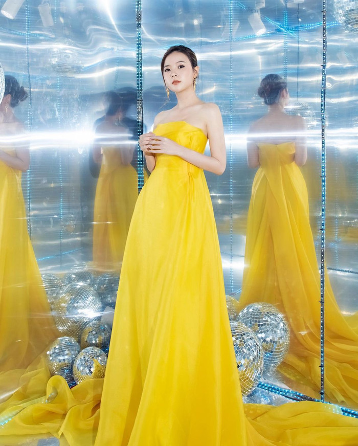 Tham dự sự kiện cũng chẳng thể bỏ qua những chiếc váy lộng lẫy, trễ vai thế này.