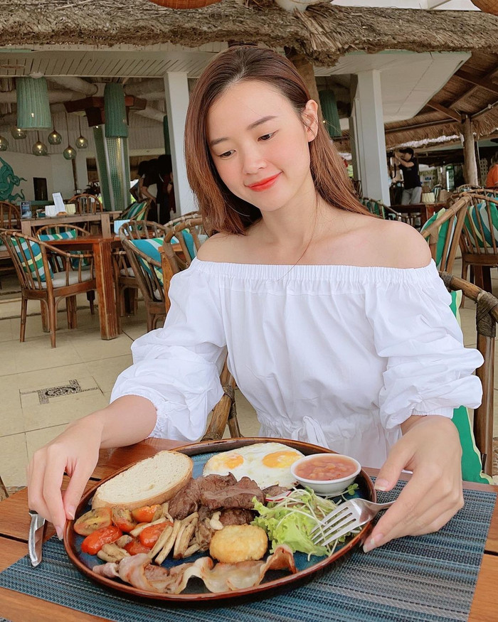 Kiểu áo với phần cổ dún rất dễ mặc, phù hợp cùng nhiều dáng người khác nhau.