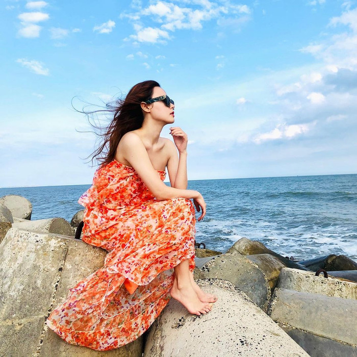 Sở hữu nhan sắc yêu kiều, làn da trắng sứ đủ sức khiến bao người ghen tỵ, Midu thường xuyên khoe khéo lợi thế hình thể bằng những bộ cánh khoe được điểm mạnh bờ vai...