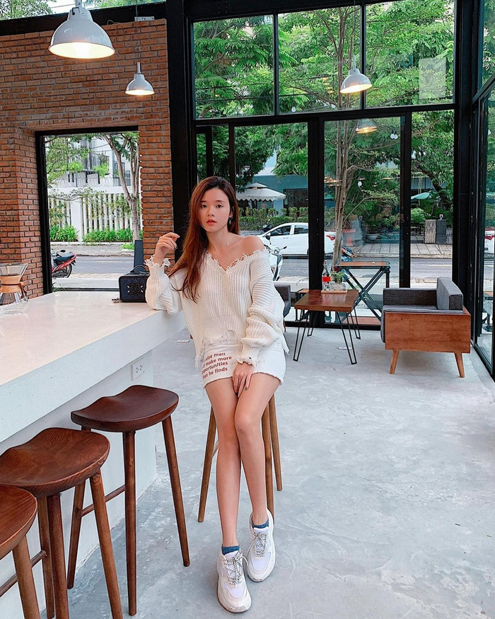 Ngoài ra, cô còn ưu ái các thiết kế cổ rộng, có thể kéo lệch một bên để khoe dáng.