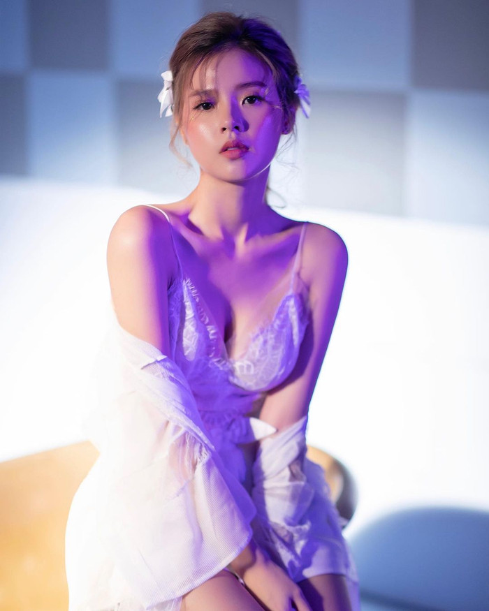 Mới đây, nữ diễn viên, MC của khiến bao người 'bỏng mắt' khi đăng tải bức ảnh quyến rũ cùng áo hai dây mỏng manh lên trang cá nhân.