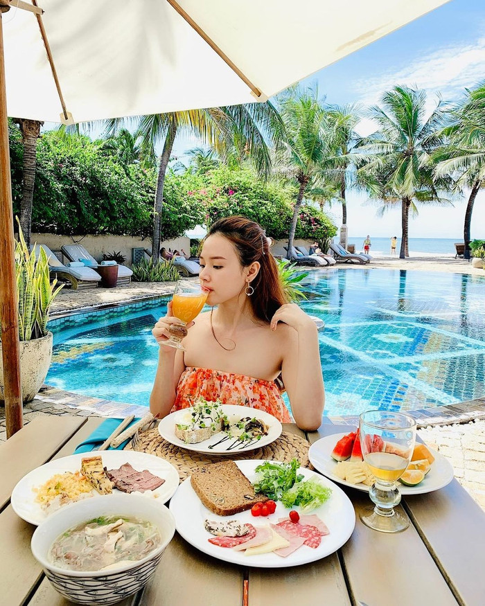 Rất nhiều lần người đẹp thả dáng trong những bộ váy cúp ngực, hai dây duyên dáng...