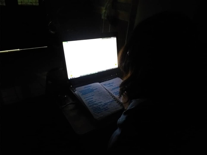 Dù đã thi xong nhưng cô bạn vẫn đam mê giải đề như đang trong thời gian ôn luyện. Ảnh: Nguyễn Thế Kiên