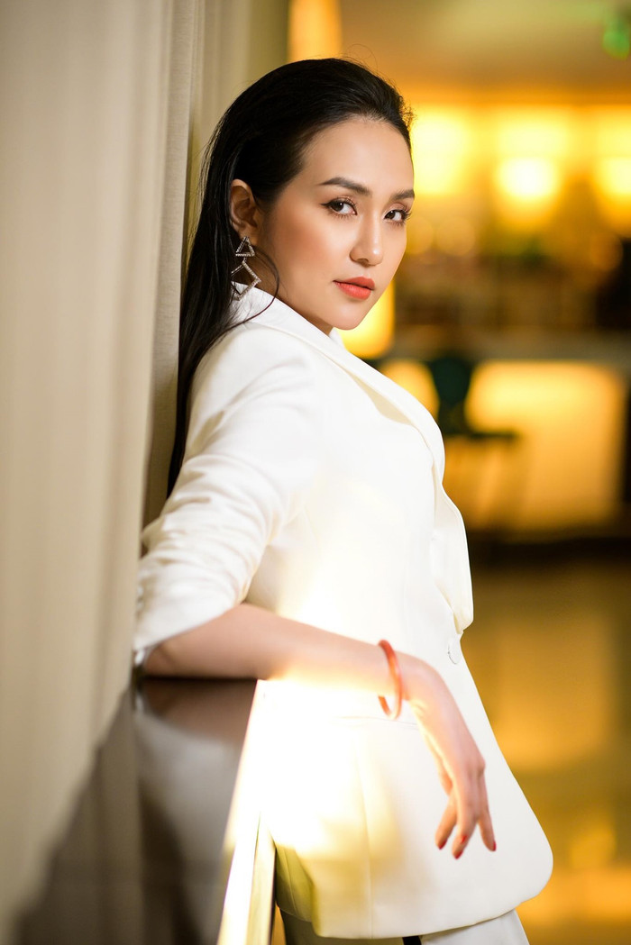 Với bộ suit trơn màu không cách điệu nhiều về phom dáng, chỉ cần chi tiết thắt eo cũng đủ giúp vẻ ngoài thêm ấn tượng