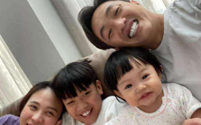 Đàm Thu Trang khoe ảnh lần đầu tiên em bé Suchin biết selfie cùng ba mẹ và anh hai Ảnh 2