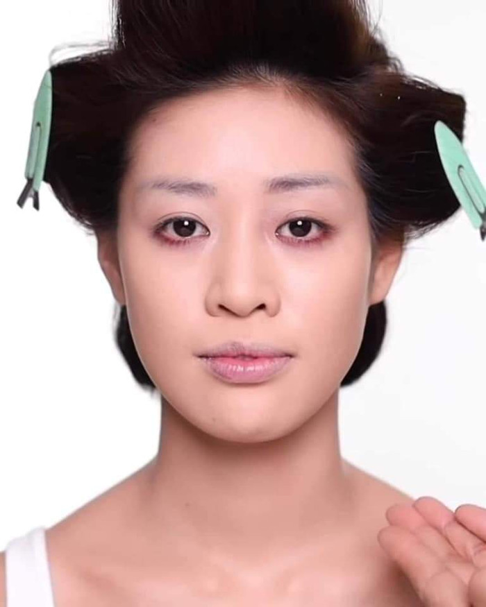 Đầu tiên, chuyên gia trang điểm đánh lớp nền nhẹ, nâng tone da.