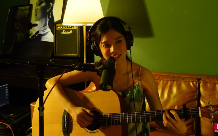 Ở nhà chống dịch, Hoàng Yến Chibi hết chăm cây, chăm mèo, lại trổ tài sáng tác nhạc Ảnh 2