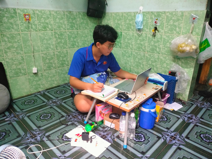 Nam sinh chọn cách học thêm tiếng Anh, các kỹ năng trên Internet trong những ngày ở nhà giãn cách