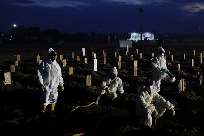 Covid-19 đang bùng phát trở lại. Ảnh: Reuters.