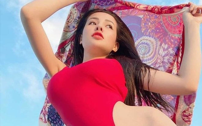 Ngân 98 khoe dáng đầy 'hiểm hóc' khiến người xem 'nóng mắt' Ảnh 2