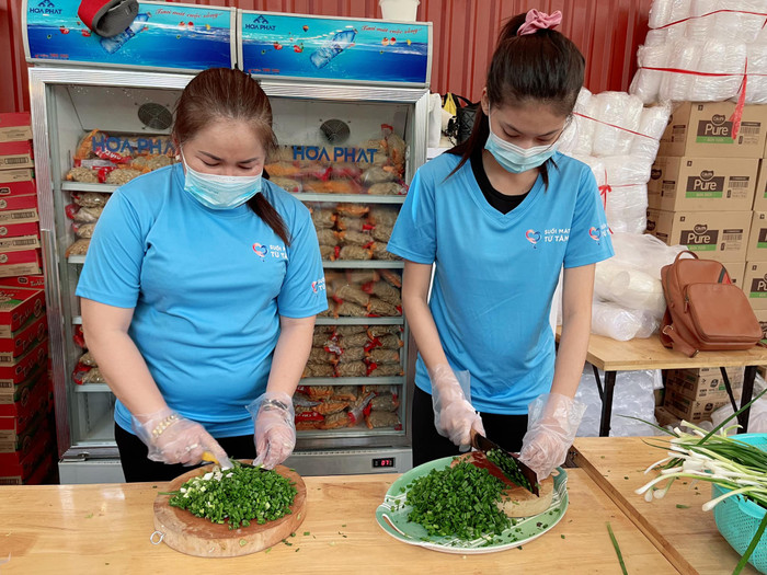 Hai mẹ con Ngọc Thảo đã giúp sức làm ra hàng ngàn bữa ăn chất lượng cho các đội ngũ tuyến đầu chống dịch...