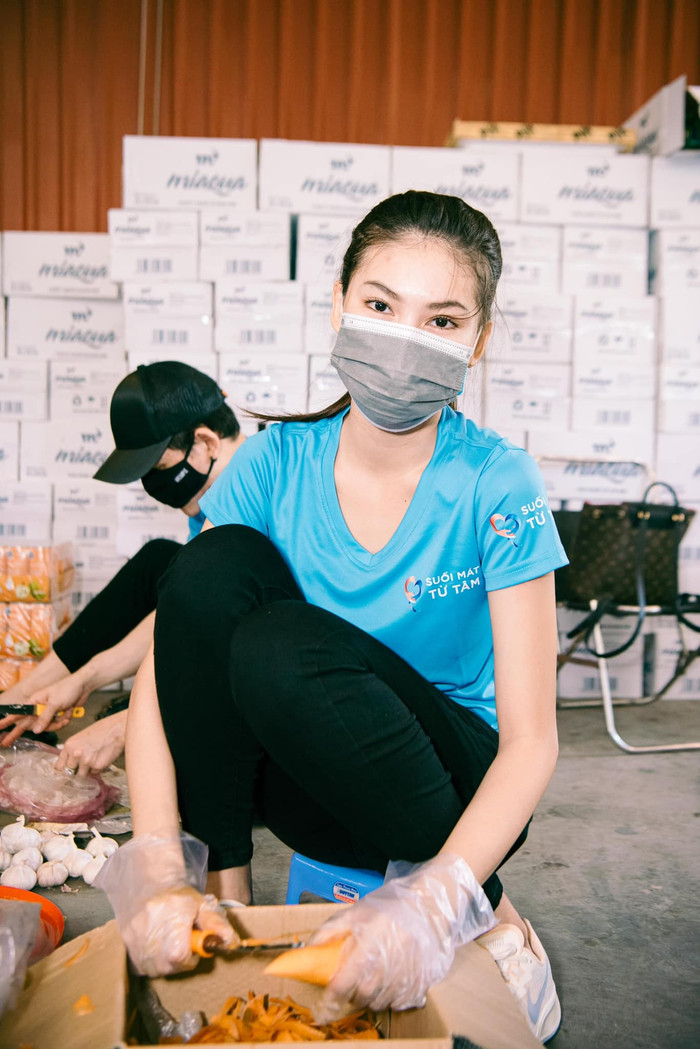 Những hình ảnh của Á hậu Ngọc Thảo tại bếp ăn từ thiện.